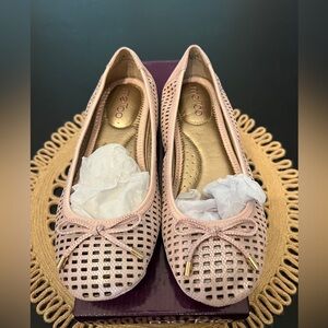 Me too shoe worn once small rip inside the shoe see pictures and video